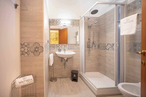 Douche, sèche-cheveux, bidet, serviettes fournies
