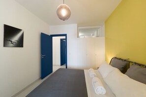 Unclassified image, 4 of 43, button