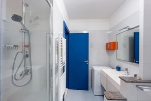 Een douche, gratis toiletartikelen, een haardroger, een bidet