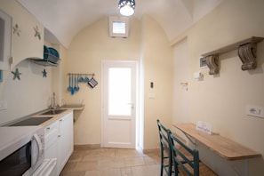 Réfrigérateur, micro-ondes, plaque de cuisson