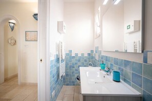 Dusche, Haartrockner, Bidet, Handtücher