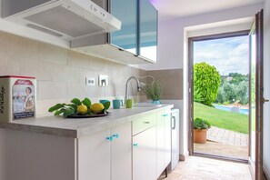 Fridge, microwave, oven, stovetop - Enchanting Villa with Pool, Airco and WiFi close to Rome (Lazio)