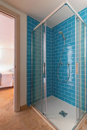 Douche, sèche-cheveux, bidet, serviettes fournies