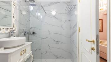Suite ejecutiva | Baño | Regadera, regadera tipo lluvia, amenidades de baño ecológicas