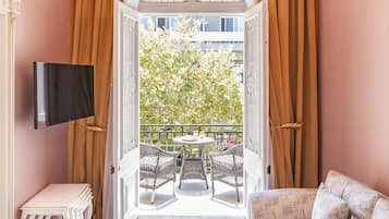 Executive Suite, Balcony | 1 bedroom, Frette Italian sheets, premium bedding, free minibar