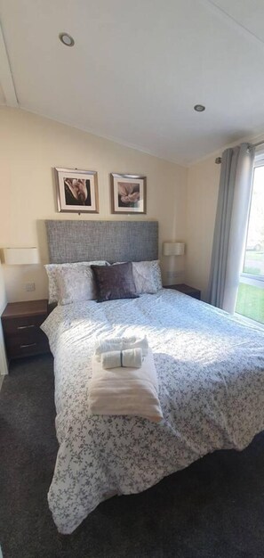 3 bedrooms, iron/ironing board, bed sheets