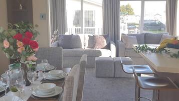 Chalet | Ruang keluarga | Televisi 30-inci dengan saluran TV digital dan perapian