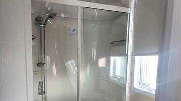Chalet | Bathroom | Combined shower/bathtub, deep-soaking bathtub