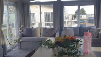 Chalet | Ruang keluarga | Televisi 30-inci dengan saluran TV digital dan perapian