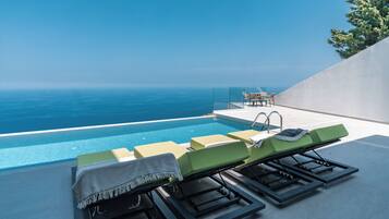 3 Bedrooms Grand Villa with Private Heated Pool | Terrass/Patio