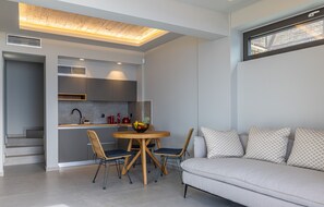 Refrigerador, microondas, placa de cocina, utensilios de cocina