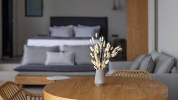 Supreme Panoramic Suite with Heated Pool and Sea View | Oleskelualue | 32–tuumainen plasmatelevisio, jossa kaapelikanavat