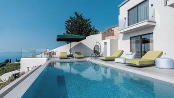 3 Bedrooms Grand Villa with Private Heated Pool | Terrace/patio