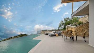 3 Bedroom Master Villa with Private Heated Pool | Terrazza/patio