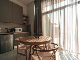 Supreme Panoramic Suite with Heated Pool and Sea View | 私人厨房 | 冰箱、微波炉、炉灶、厨具/餐具
