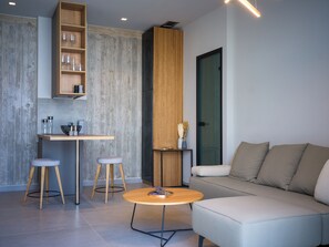 Supreme Panoramic Suite with Heated Pool and Sea View | リビング エリア | 32 インチのプラズマテレビ (ケーブル放送視聴可)、テレビ
