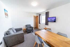 Smart TV, ping pong - Refurbished flat with indoor pool and views (Ilfracombe)