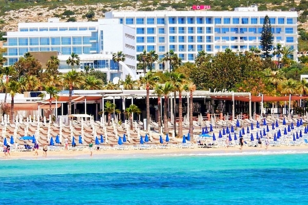 2 kolam renang outdoor, dengan payung kolam renang dan kursi berjemur