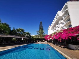 2 piscinas al aire libre, sombrillas, sillones reclinables de piscina