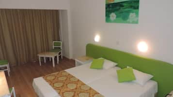 Standaard kamer, 1 twee- of 2 eenpersoonsbedden, uitzicht op zee | Individueel gedecoreerd, individueel gemeubileerd, een bureau