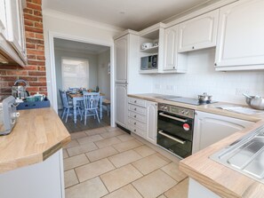 Cottage | Private kitchen | Dishwasher, cookware/dishes/utensils