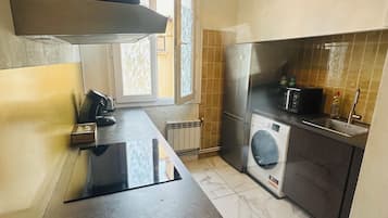 Réfrigérateur, micro-ondes, four, plaque de cuisson