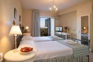 Habitación estándar con 1 cama doble o 2 individuales, vistas parciales al mar | Escritorio, sistema de insonorización, tabla de planchar con plancha