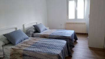 3 habitaciones, cuna de viaje y ropa de cama