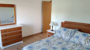 3 habitaciones, cuna de viaje y ropa de cama