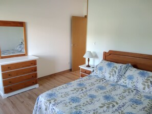 3 slaapkamers, reisbedje, beddengoed