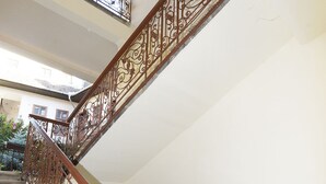 Un escalier orné de rampes et de garde-corps en métal.