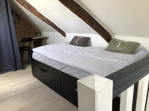 1 bedroom, desk, travel cot, free WiFi - Charming little house 800m from the seaside  (Paimpol)