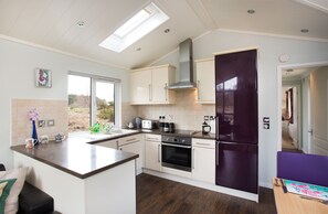 Mökki | Yksityinen keittiö | Jääkaappi, mikroaaltouuni, uuni, liesi