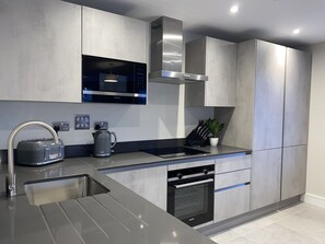 Fridge, microwave, oven, stovetop - Luxury 2 Bed  Bathroom Apartment in Moseley Birmingham (Birmingham)