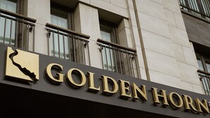 Un edificio con un cartello che riporta la scritta "GOLDEN HORN".