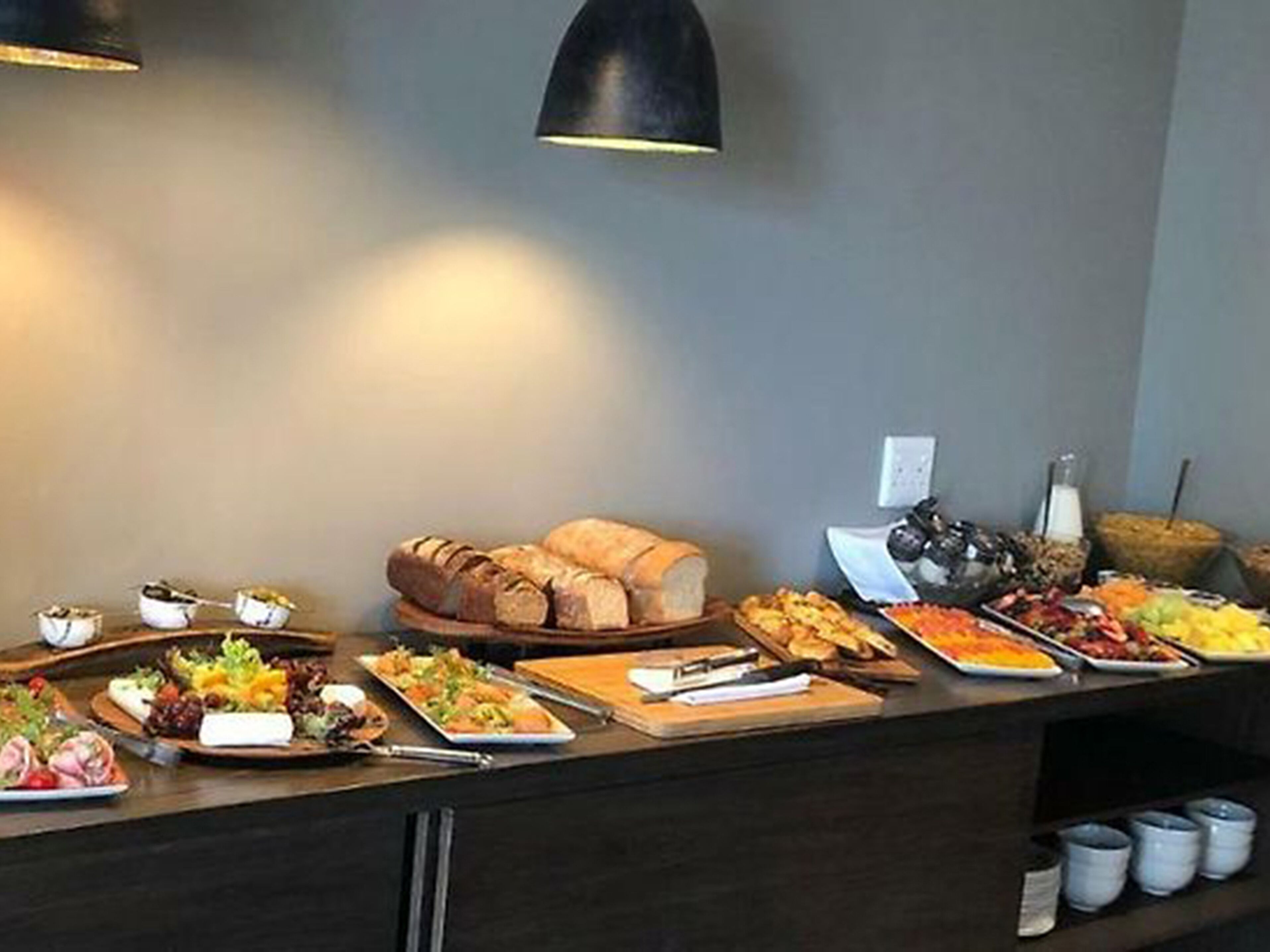 بوفيه فطور يوميًا بتكلفة قدرها (8 USD للشخص)