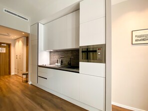 Full-sized fridge, microwave, oven, stovetop - Golden Horn Apart Hotel (Baku)