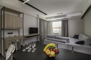 Family House, Multiple Bedrooms, 2 Bathrooms (Serenity Suites Sea View 2) | Dining