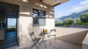 Family House, Multiple Bedrooms, 2 Bathrooms (Serenity Suites Sea View 2) | Property grounds