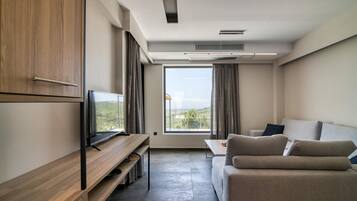 Familie huis, meerdere slaapkamers, 2 badkamers (Serenity Suites Sea View 2) | Woonruimte | Een televisie