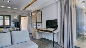 Rumah Keluarga, beberapa kamar, 2 kamar mandi (Serenity Suites Sea View 4) | Area keluarga | TV