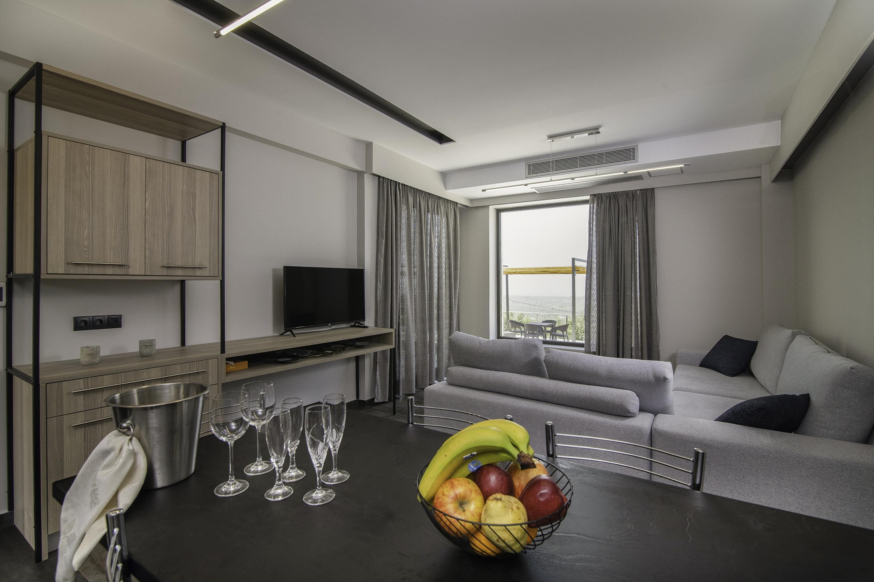 Family House, Multiple Bedrooms, 2 Bathrooms (Serenity Suites Sea View 4) | Dining