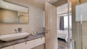 Family House, Multiple Bedrooms, 2 Bathrooms (Serenity Suites Sea View 4) | Bathroom | Combined shower/bathtub, towels, soap, shampoo