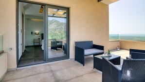 Familiehus, flere soverom, 2 bad (Serenity Suites Sea View 3) | Terrasse/patio