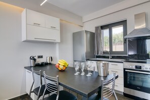 Family Ev, Birden Çok Yatak Odası, 2 Banyolu (Serenity Suites Sea View 3) | Özel mutfak | Buzdolabı, fırın, set üstü ocak, kahve/çay makinesi 