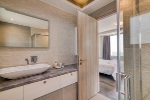 Family House, Multiple Bedrooms, 2 Bathrooms (Serenity Suites Sea View 3) | Bathroom