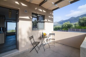 Family Ev, Birden Çok Yatak Odası, 2 Banyolu (Serenity Suites Sea View 3) | Konaklama yeri alanı