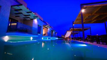 Hồ bơi ngoài trời phục vụ theo mùa