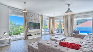 TV, fireplace