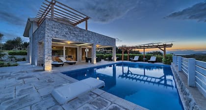 Villa Luxoria - for 10 guests with 4 bedrooms, a private pool and a spa